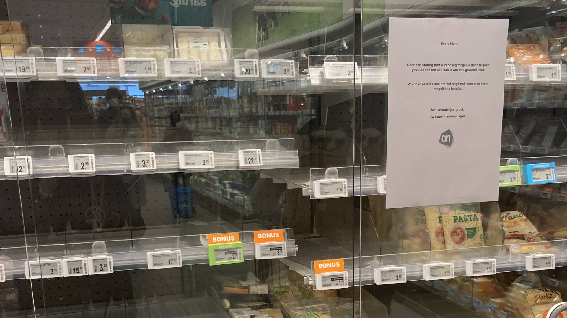 Several shelves in one unit of the Albert Heijn supermarket. Photo: NOS.